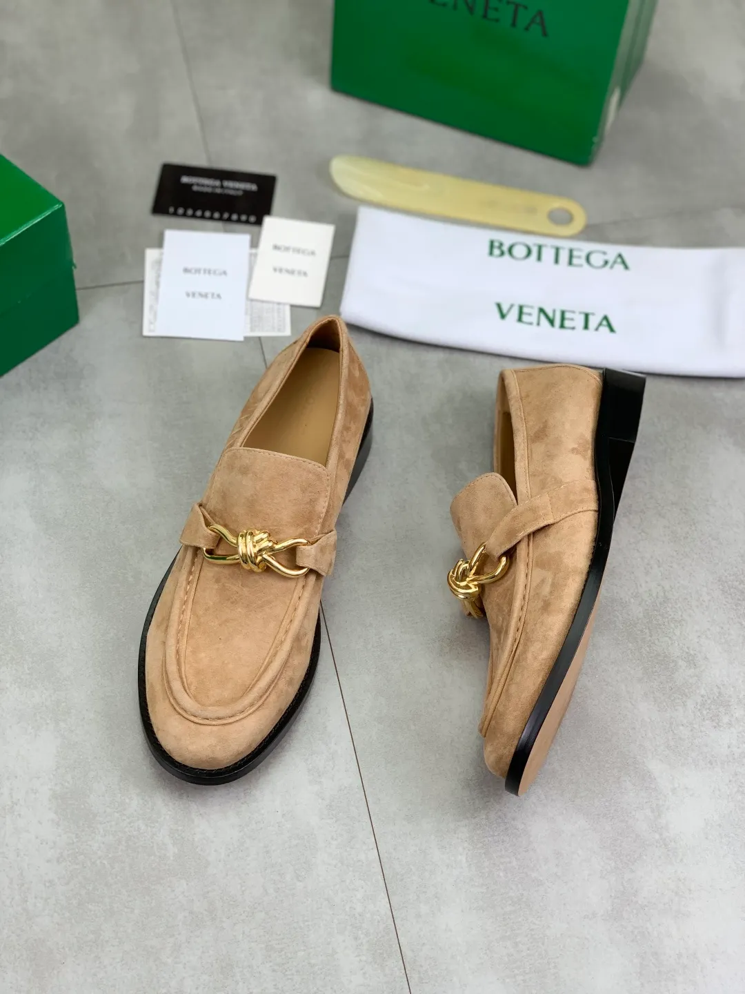 Men's shoes 💰P820 [New model] (genuine leather outsole) water-dyed cow lining 💰High-quality business couple leather shoes 💎💎💎 BOTTEGA VENETA official website synchronizes the latest top version of BV in the market, accept material comparison, shoe type comparison, process comparison, practical and textured, versatile and suitable for any occasion, the more you look at it, the more flavorful it becomes. Purely hand-knitted craftsmanship - Upper material, calfskin imported from Italy 🇮🇹 - High-quality water-dyed cowhide lining - Original private model customized leather outsole -Size: Female 35-39 (40 ordered) Male 39-44 (38 45 can be customized) Color: Multiple colors available